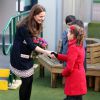 Kate Middleton interagiu com meninos e meninas da escola primária e foi presenteada com um buquê de flores