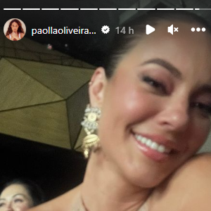 Paolla Oliveira postou stories mostrando que estava curtindo o show do namorado Diogo Nogueira com vestido nude e sorrisão
