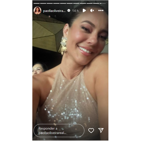 Paolla Oliveira postou stories mostrando que estava curtindo o show do namorado Diogo Nogueira com vestido nude e sorrisão