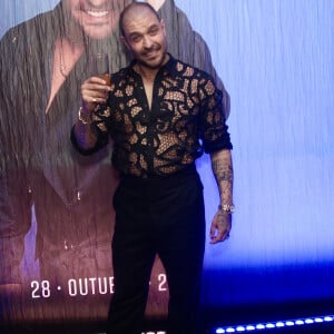 Diogo Nogueira escolheu usar um look que contemplava uma camisa masculina com transparência e acertou em cheio
