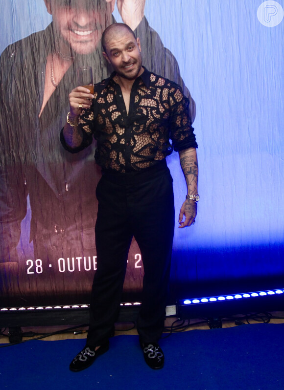 Diogo Nogueira escolheu usar um look que contemplava uma camisa masculina com transparência e acertou em cheio