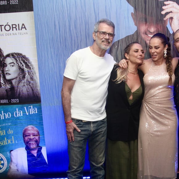 Heloísa Périssé e o marido aproveitaram que foram ao show de Diogo Nogueira e foram tietar o cantor e Paolla Oliveira