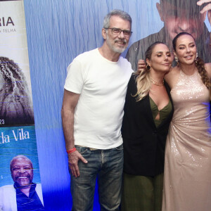 Paolla Oliveira usou um vestido midi recheado de brilho para curtir show de Diogo Nogueira