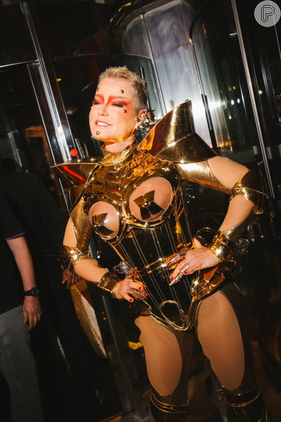 O metalizado é tendência de Halloween: Xuxa surgiu poderosa nesse visual