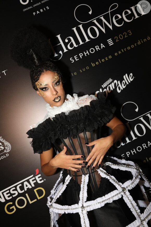 O corset também foi destaque nessa fantasia usada pela atriz e cantora Yara Charry no Halloween