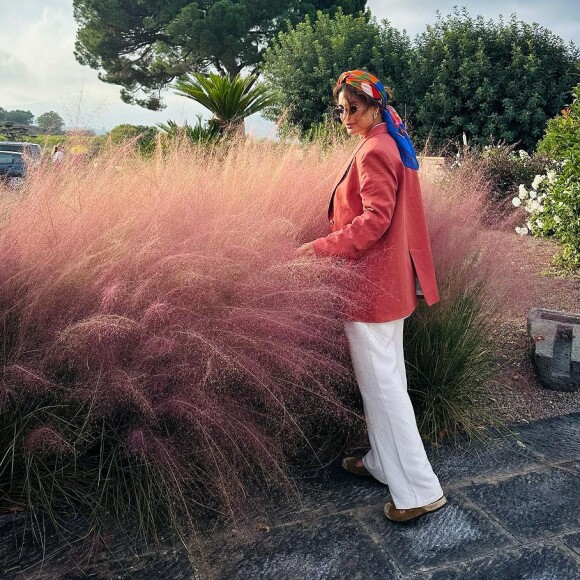 A atriz Juliana Paes também caprichou nos acessórios em seus looks de viagem: nesse look, ela deixou um lenço amarrado ao cabelo e deu ponto de cor ao look