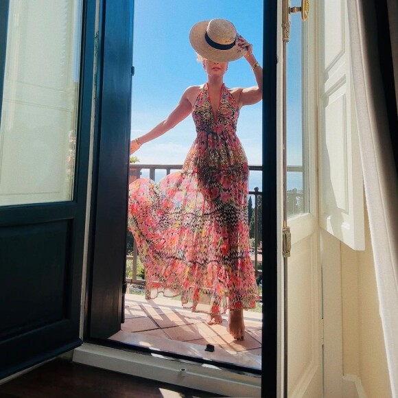 Vestido com transparência e estampa floral deixou o look de Ju Paes colorido e romântico