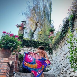 Mix de estampas foi destaque nesse look usado por Juliana Paes em viagem à Itália