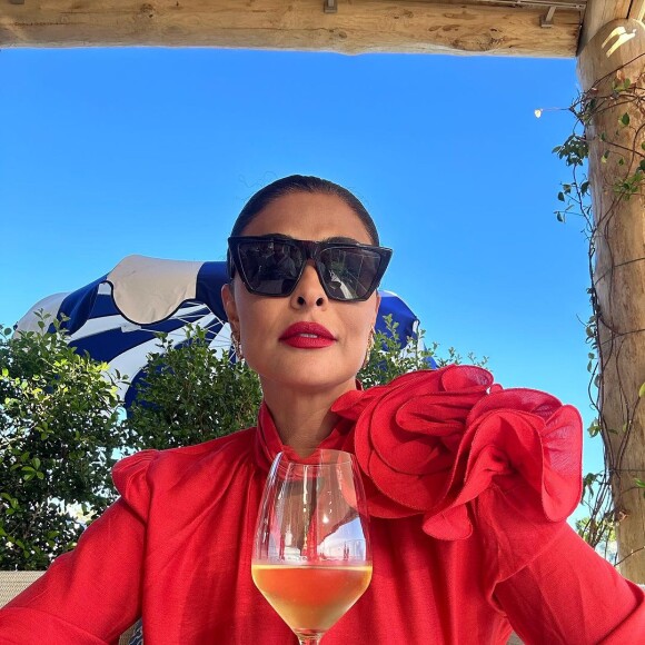 Blusa vermelha com aplicação floral extravagante foi destaque nessa foto de Juliana Paes