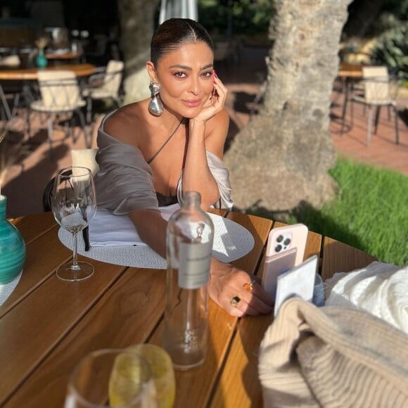 Brincos com aspecto maximalista se destacaram nessa produção usada por Juliana Paes em viagem à Itália