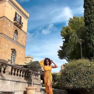Vestido com drapeado na cintura e quadril foi outro destaque nas fotos de Juliana Paes durante a viagem à Itália