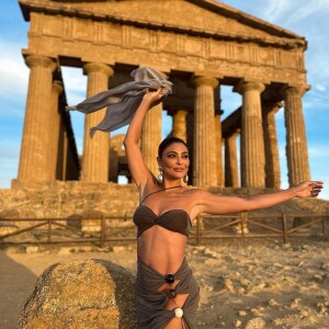 Os recortes apareceram de modo marcante nesse look marrom usado por Juliana Paes para visitar o templo de AgrigentoAgrigento. Valley Of The temples