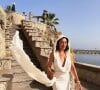 Vestido com capuz branco foi usado por Juliana Paes ao visitar a Sícilia, na Itália