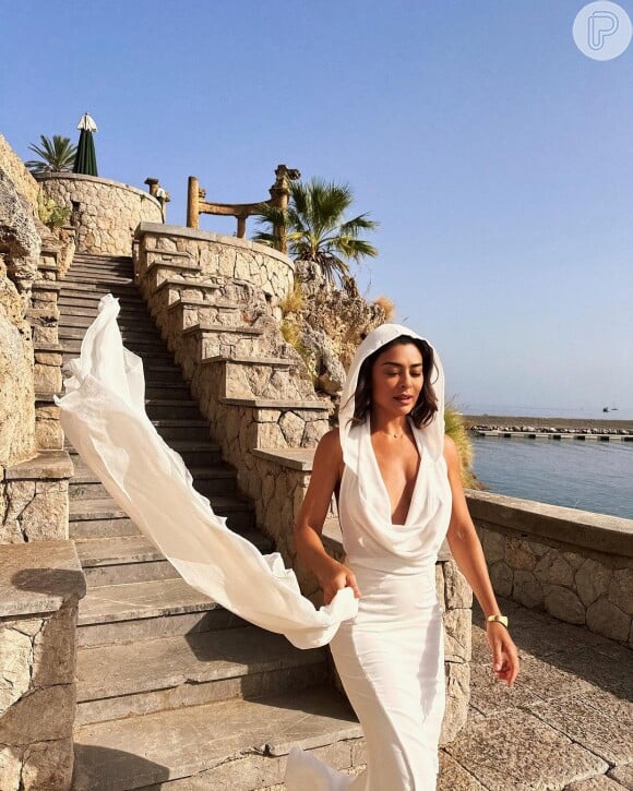 Vestido com capuz branco foi usado por Juliana Paes ao visitar a Sícilia, na Itália