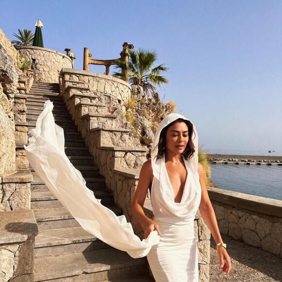 Vestido com capuz branco foi usado por Juliana Paes ao visitar a Sícilia, na Itália