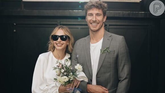 Com vestido de noiva e tênis, a atriz Isabella Scherer oficializou seu casamento com Rodrigo Calazans em maio