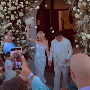 Casamento do Ronaldo e Celina Looks teve Sabrina Sato como madrinha e aconteceu em Ibiza em setembro