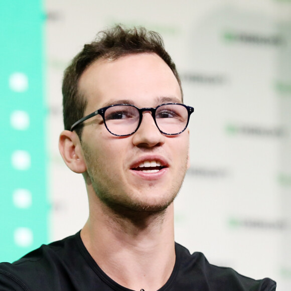 Casamento de bilionário Henrique Dubugras aconteceu em Fernando Noronha em outubro