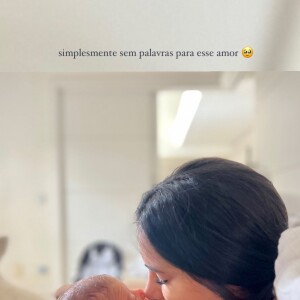 Bruna Biancardi usa camisa cinza confortável para segurar bebê Mavie no colo em casa