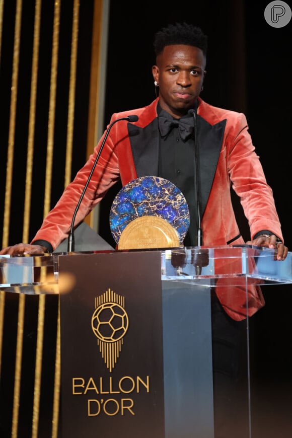 Vini Jr. foi premiado por trabalho social e luta contra o racismo em Bola de Ouro 2023
