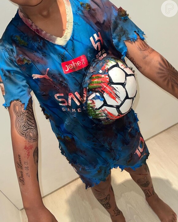 Filho de Kim Kardashian e Kanye West, Saint West surge com sangue falso e uniforme do time de Neymar em fantasia de Halloween