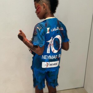 Fantasia de Halloween do filho de Kim Kardashian e Kanye West conta com uniforme do time do Neymar com o número dez e nome do jogador de futebol na parte de trás da camisa