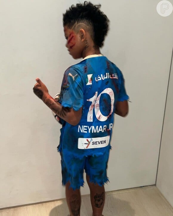 Fantasia de Halloween do filho de Kim Kardashian e Kanye West conta com uniforme do time do Neymar com o número dez e nome do jogador de futebol na parte de trás da camisa