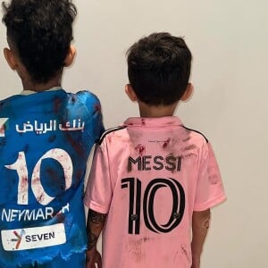 Filho de Kim Kardashian e Kanye West faz até tatuagens falsas inspiradas nas que Neymar tem para fantasia de Halloween