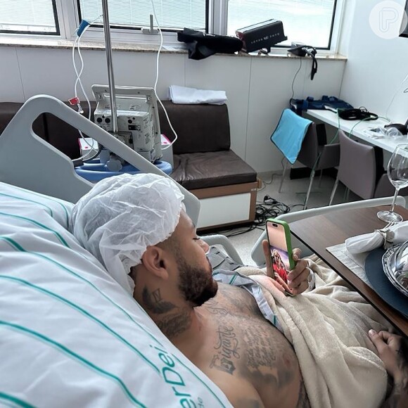 Pai de Neymar mostra estado de saúde do jogador de futebol após realizar cirurgia no joelho por conta de grave lesão sofrida em partida Brasil x Uruguai