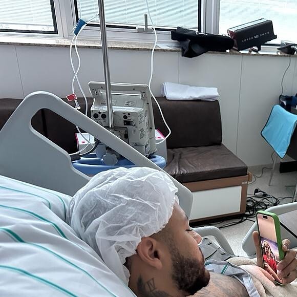 Pai de Neymar mostra estado de saúde do jogador de futebol após realizar cirurgia no joelho por conta de grave lesão sofrida em partida Brasil x Uruguai
