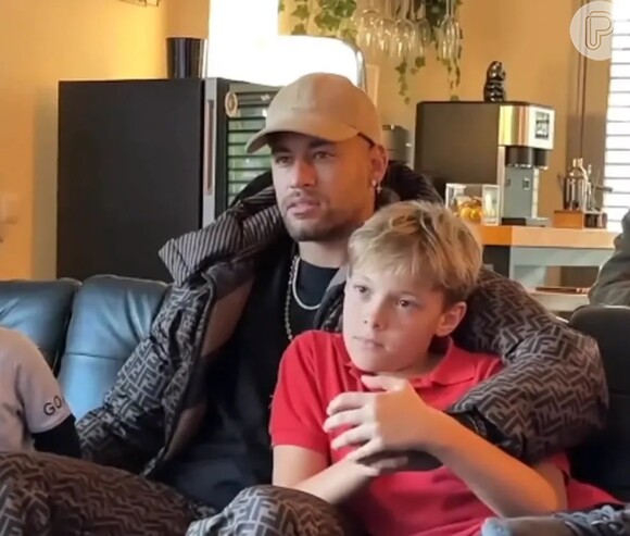 Neymar faz videochamada com o filho, Davi Lucca, no hospital após realizar cirurgia no joelho