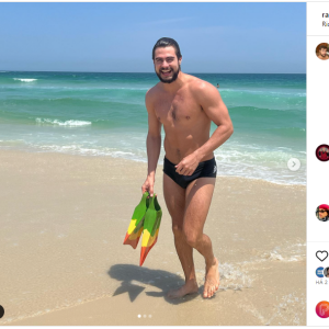 Rafa Vitti publicou fotos suas de sunga na praia para agradecer as mensagens de carinho pelo seu aniversário de 28 anos