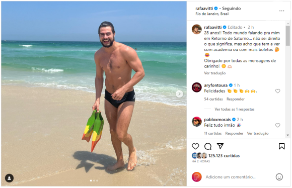 Rafa Vitti publicou fotos suas de sunga na praia para agradecer as mensagens de carinho pelo seu aniversário de 28 anos