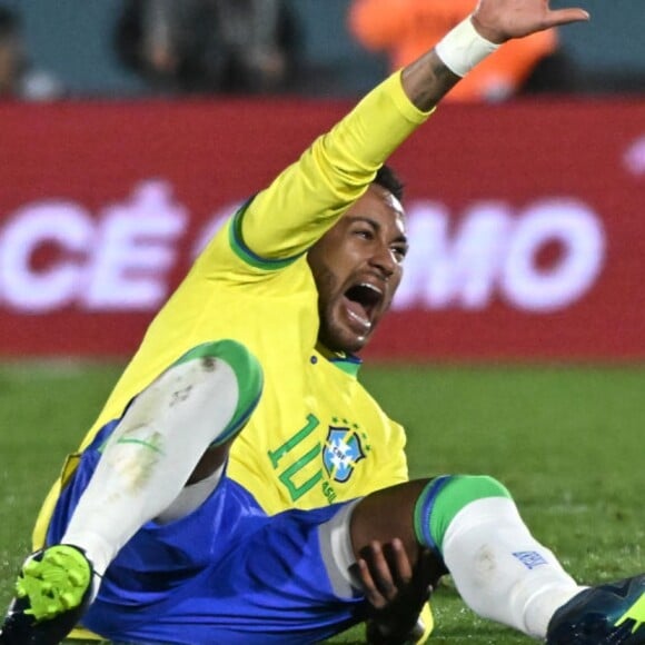 Neymar lesionou seu joelho durante a partida do Brasil contra o Uruguai pelas Eliminatórias da Copa do Mundo 2023