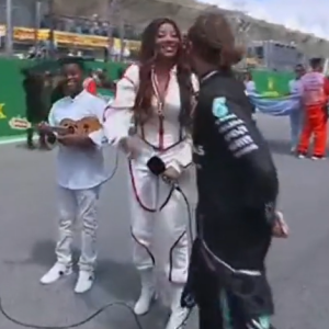 Lewis Hamilton atrapalhou a apresentação de Ludmilla no GP de São Paulo? Piloto correu para abraçar cantora antes de suposta gafe durante o hino nacional 