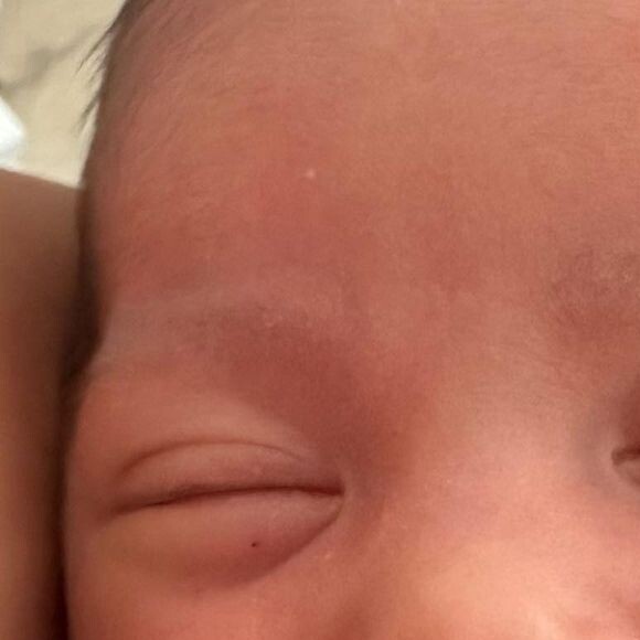 Mavie aparece com macacão xadrez salmão e branco em foto com Bruna Biancardi publicada pela irmã da influenciadora digital