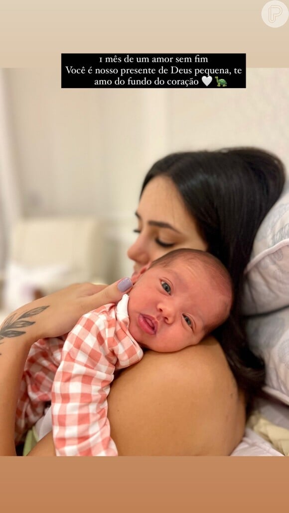 Irmã de Bruna Biancardi posta foto da influencer segurando Mavie no colo em mesversário da bebê e chama atenção com fofura da neném