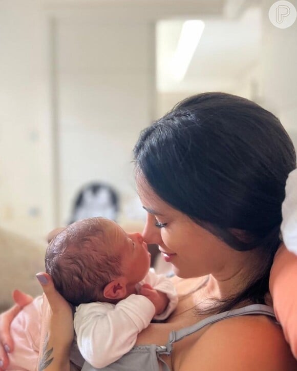 Após um mês do nascimento da bebê Mavie, filha de Neymar e Bruna Biancardi, irmã da influencer mostra momento íntimo dela com a neném