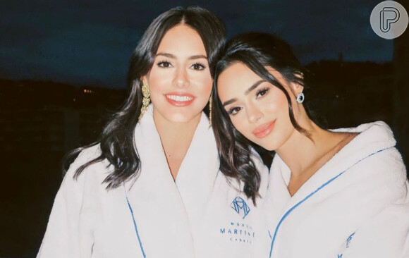 Irmã de Bruna Biancardi, Bianca mostra influencer deitada com Mavie no colo olhando para a câmera em registro publicado na comemoração do primeiro mês da bebê