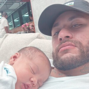 Neymar, se recuperando de cirurgia no joelho, surgiu com a filha dele e Bruna Biancardi, Mavie, ao comemorar um mês do bebê