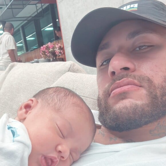 Neymar, se recuperando de cirurgia no joelho, surgiu com a filha dele e Bruna Biancardi, Mavie, ao comemorar um mês do bebê