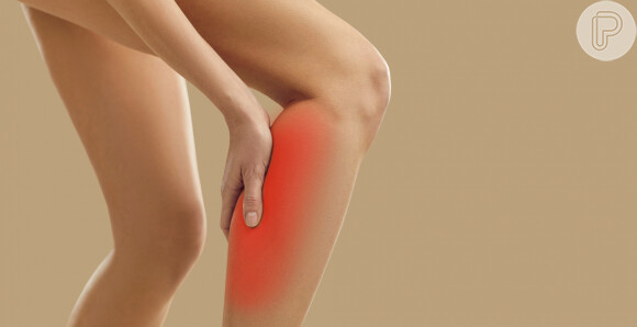 Médico cirurgião explica que inchaço é um dos sintomas pós-operatórios da lipo no joelho