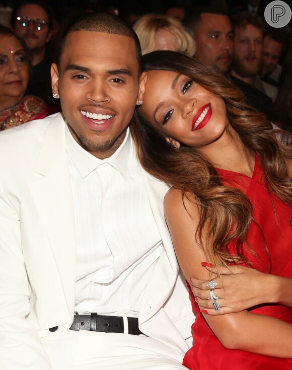 Rihanna foi agredida por Chris Brown durante o relacionamento de altos e baixos que viveu com o cantor. Eles chegaram a voltar após o ocorrido, mas Brown foi condenado a fazer trabalho comunitário e foi condenado a 5 anos de liberdade condicional