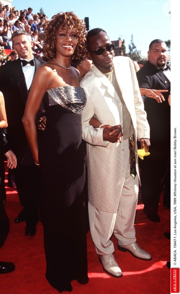 Whitney Houston e Bobby Brown se casaram em 1992 e ficaram 13 anos juntos. A relação foi bastante conturbada. Em 2016, o próprio músico declarou que já havia batido na cantora durante o relacionamento