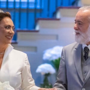 Chegou o grande dia! Em 'Terra e Paixão' acontecerá o casamento de Agatha (Eliane Giardini) e Antônio (Tony Ramos) com presente surpresa de Irene (Gloria Pires).