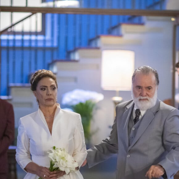 Na novela 'Terra e Paixão ', Agatha (Eliane Giardini) fica surpresa com o caixão enviado por Irene (Gloria Pires) durante seu casamento com Antônio (Tony Ramos). As cenas irão ao ar no capítulo de quarta-feira, 15 de novembro.