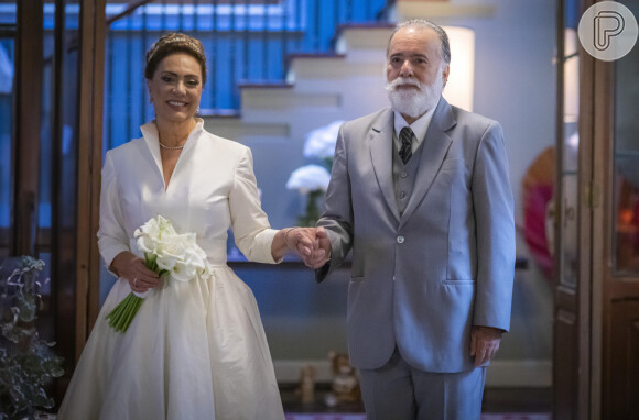 Em 'Terra e Paixão', Agatha (Eliane Giardini) e Antônio (Tony Ramos) se casam em meio a diversos convidados