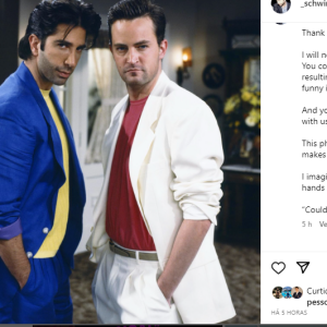 David Schwimmer postou uma foto de um dos seus momento favoritos com o amigo da série 'Friends': Mattew Perry