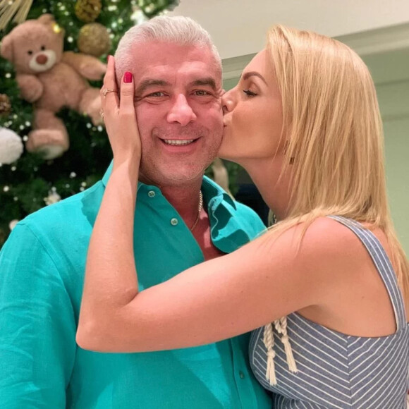 Alexandre Correa teria ficado revoltado ao ver Ana Hickmann conversar com o filho sobre a crise financeira que assola a família. Informação é de Leo Dias