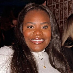 Jojo Todynho em look all white: cantora surge brilhante em vestido justinho em viagem internacional